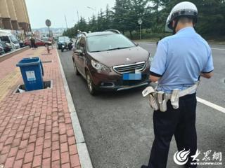 招远交警开展乱停乱放专项治理行动