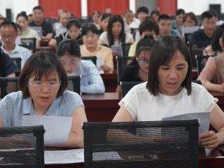 临沭县大兴镇：机关干部集体学唱经典红歌