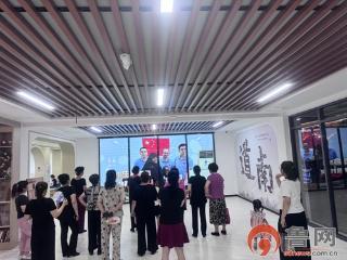 枣庄市市中区龙山路街道组织居民观看张军桥同志事迹纪录片