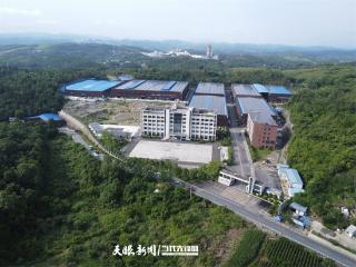 一瓶酒的“穿衣”之旅：探秘遵义市包装印刷文化产业园的“一站式”魔法