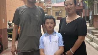 咸阳00后尿毒症小伙小佳豪：以歌声传递励志力量 志愿者十年帮扶见证生命向阳(图1)