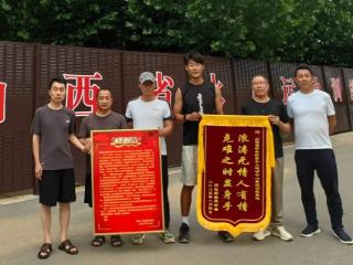 风浪夜精准定位！山西赛艇教练教科书级救援两名落水者