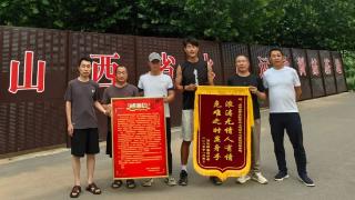 风浪夜精准定位！山西赛艇教练教科书级救援两名落水者