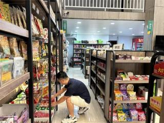 贵州江口街头的“阿甘”：便利店的烟火与初心