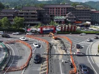 武当山老高速路口启动道路修缮工程