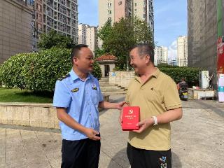 省交通执法七支队为老党员颁发“光荣在党50年”纪念章