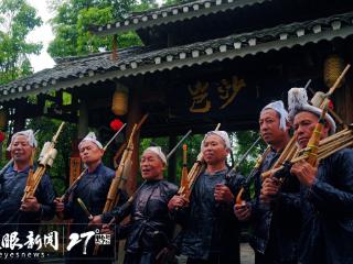 贵州“村T”亮相“枪手部落”岜沙苗寨
