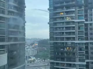 热血邻居跪抱水枪隔空灭火 当事人：坚持到体力不支成功阻止火势蔓延
