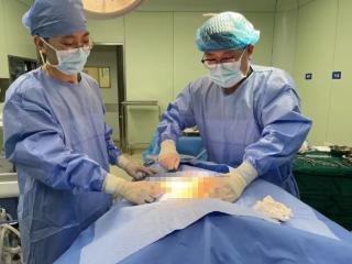 女士肩扛700毫升“富贵包”，烟台业达医院1个半小时为其取出