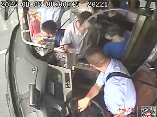 10岁男孩公交车上突然晕倒，幸亏有他们及时施救