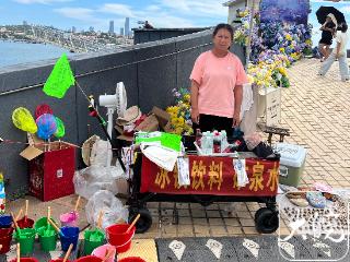 安徽“玉米阿姨”跳海救人后续：有了固定摊位，开直播遭遇“黑粉”攻击