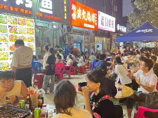 绿茵场滚出“新饭碗”，榕江“村超+”带火万人就业