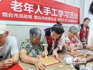 银龄巧手拓印乐 爱家社工暖人心