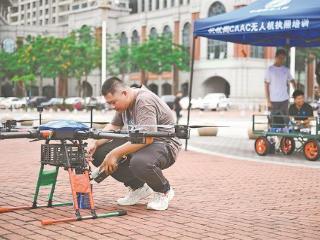 无人机培训机构报名人数激增 不少学生考“驾照”