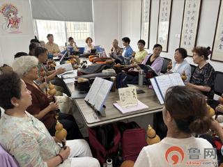 枣庄市市中区龙山路街道道南社区：“银龄丝语”葫芦丝培训奏响幸福夕阳乐章