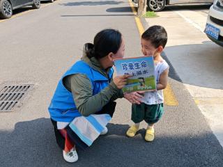 济阳街道电苑社区开展“童心防溺水 共筑安全梦”知识宣传活动