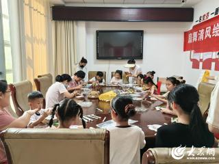 梁山县梁山泊社区开展手绘扇面活动