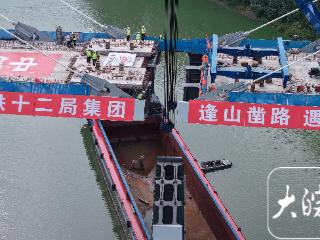 全线跨度最大 阜淮铁路颍河特大桥主桥合龙