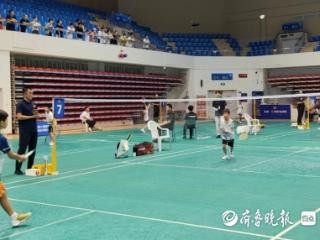 260名小选手角逐！“英派斯杯”青岛六运会羽毛球比赛开赛