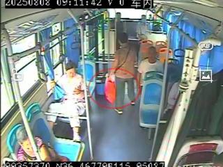 老奶奶给重孙子的万元喜钱遗落公交车，聊城公交司机完璧归赵