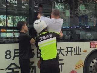 淄博交警这一抱，很暖心！