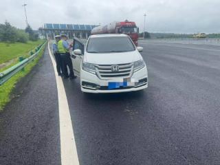 危险！高速行车道“任性”停车查导航？驾驶人被处罚