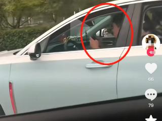 阜阳一男子开车玩手机被举报，罚款200元扣3分