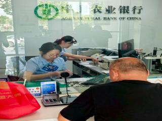 农行济南平安店支行：耐心清点硬币，真情服务暖人心