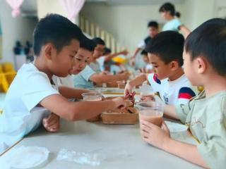 上饶市广丰农商银行职工孩子们自制“秋天的第一杯奶茶”