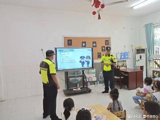 强化暑期守护，冠县交警带领“萌娃”学交通安全