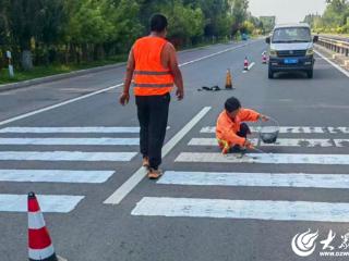 德州公路城区分中心开展路面标线焕新行动