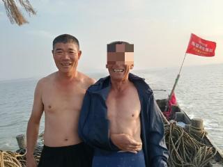 谁遇上都会这么做！一男子赶海被困海上数小时，日照渔民出手施救