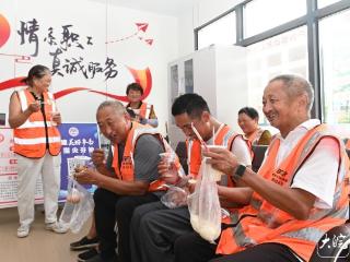 暖胃更暖心！阜南县尝试为环卫工人提供免费早餐