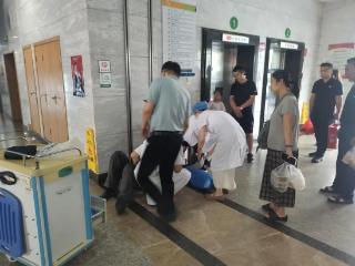一位患者突然倒在地上，潍坊市中医院上演“生死时速”抢救