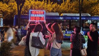 【天眼关注】海底捞派大巴车，到演唱会门口“捞人”(图1)