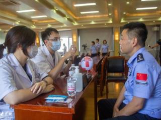 青岛出入境边防检查站：义诊进警营 问诊暖警心