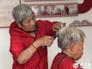 东营市优秀百姓宣讲员展播 | 从风华正茂到耄耋之年 “红豆奶奶”义务理发五十余载 15万颗红豆诉党恩