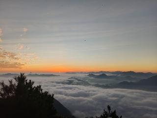 岳西牛草山清晨现美丽云海日出
