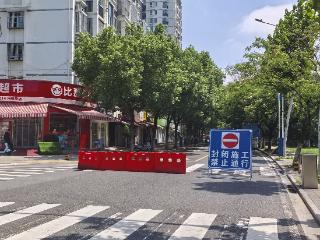 六安月亮岛桥头路面翻修，环岛路桃李街口禁行