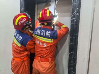 必看！电梯 “卡壳” 困住人？消防速解危机，内含重要提醒