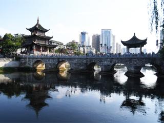 贵阳：甲秀楼迎来暑期旅游热
