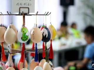 临泉一农民在0.3毫米厚蛋壳上刻画 愿免费培训年轻人