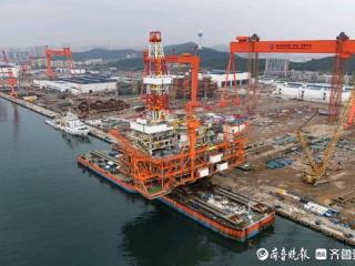 山东青岛启航！南海东部油田最大规模注水开发平台组块离港起运