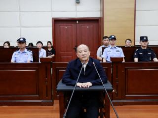 铜仁市人大常委会原党组成员、副主任杨彪受贿案一审开庭