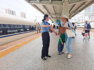 暖心！男童与家人走散，淄博站工作人员悉心守护助团圆