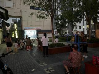 南苑街道水韵城社区开展“重温英雄史诗 传承红色基因”观影活动