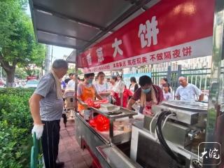 六安一瓦工转行卖烤饼生意火爆，日营业额上千元