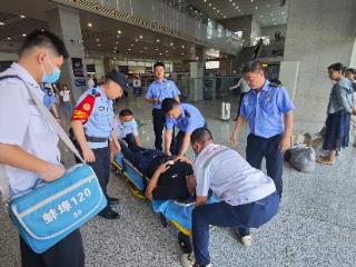 高铁临停 蚌埠南站接力护航术后发病旅客紧急送医