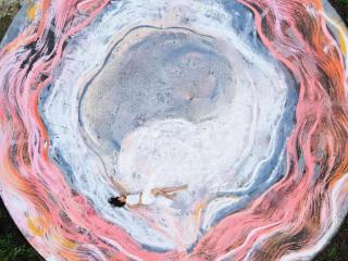 露莎：以沙为灵 对话存在—— 一场撼动媒介本质的大地沉思