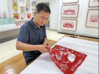 莱西市：非遗剪纸传承红色记忆 11幅抗战主题作品献礼抗战胜利80周年